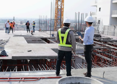 operarios conversando